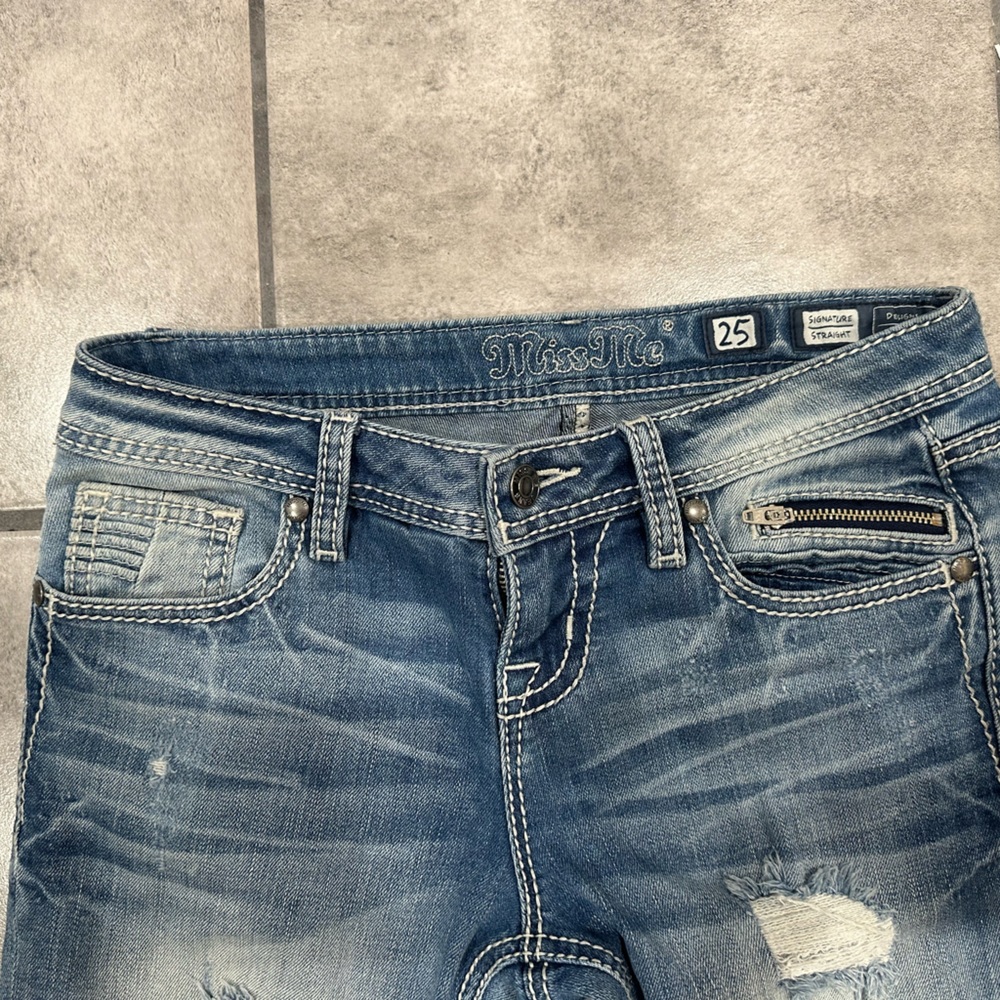 Miss Me 25L. Straight Leg Jeans